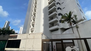 A tall, modern building with a distinctive curved facade and multiple balconies. - Condomínio Beach Class Conselheiro  (Ipojuca)