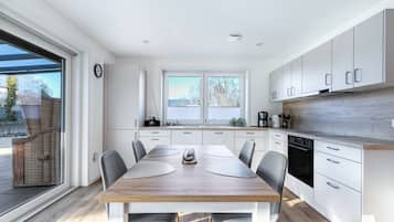 Fridge, oven, stovetop, dishwasher