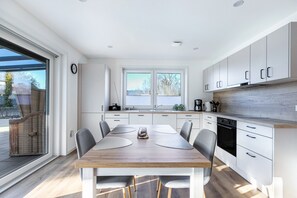 Kylskåp, ugn, spishäll och diskmaskin