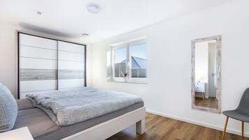 3 bedrooms, iron/ironing board, WiFi, bed sheets