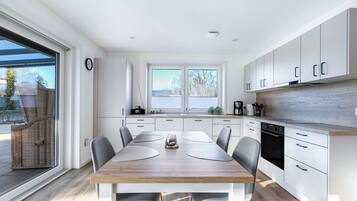 Fridge, oven, stovetop, dishwasher