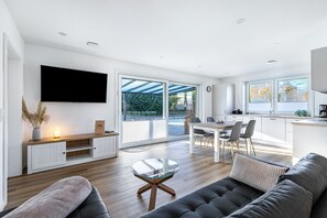 TV - Holiday Home 'Luise' with Private Terrace, Garden and Wi-Fi (Bramstedtlund)