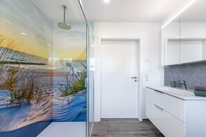 Shower, hair dryer, towels - Holiday Home 'Luise' with Private Terrace, Garden and Wi-Fi (Bramstedtlund)