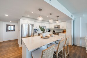 Fridge, microwave, oven, stovetop - This spacious 2/2 condo is located right on the intercoastal waterway, right in (Port Aransas)