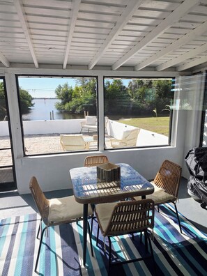 Outdoor dining - Summmer prices 1 level 2/2 direct Harbor access Pets OK (Port Charlotte)