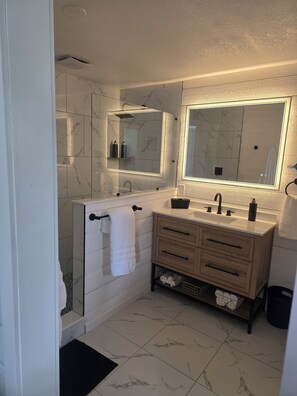 Shower, hair dryer, towels, soap - Summmer prices 1 level 2/2 direct Harbor access Pets OK (Port Charlotte)