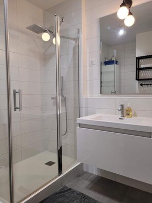 Shower, hair dryer, towels, soap - ElFFEL TOWER VIEW - Front Row view + Terrace (Paris)