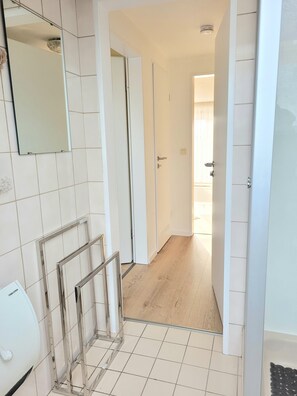 Dusj, hårføner og håndklær