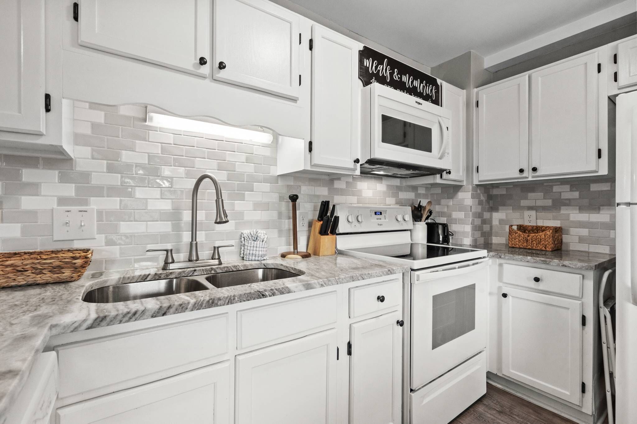 Geladeira, micro-ondas, lava-louças, cafeteira/chaleira