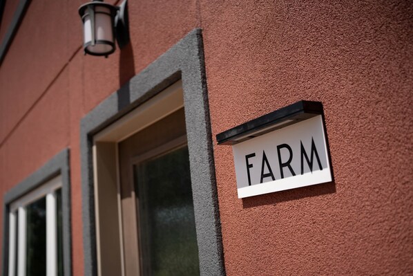 تفاصيل الفندق من الخارج