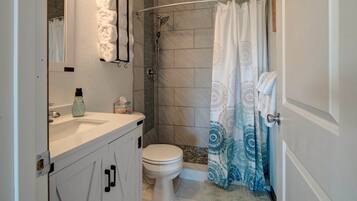 Secador de cabelo, toalhas de banho