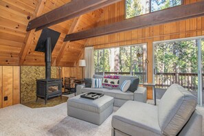 Smart TV, fireplace, books - Campwest Lodge- BLS, A/C (Arnold)
