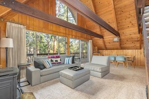 Smart TV, fireplace, books - Campwest Lodge- BLS, A/C (Arnold)