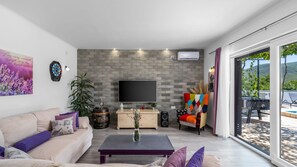 TV - Holiday home Silvija by Villas Guide (Primorski Dolac)