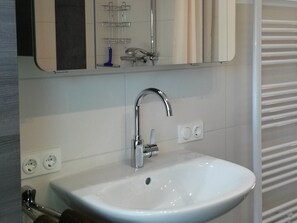 Shower, hair dryer, towels - Apartment Schrichten, 73 sqm, 1 Bedroom, Up to 4 Guests (Schmallenberg)