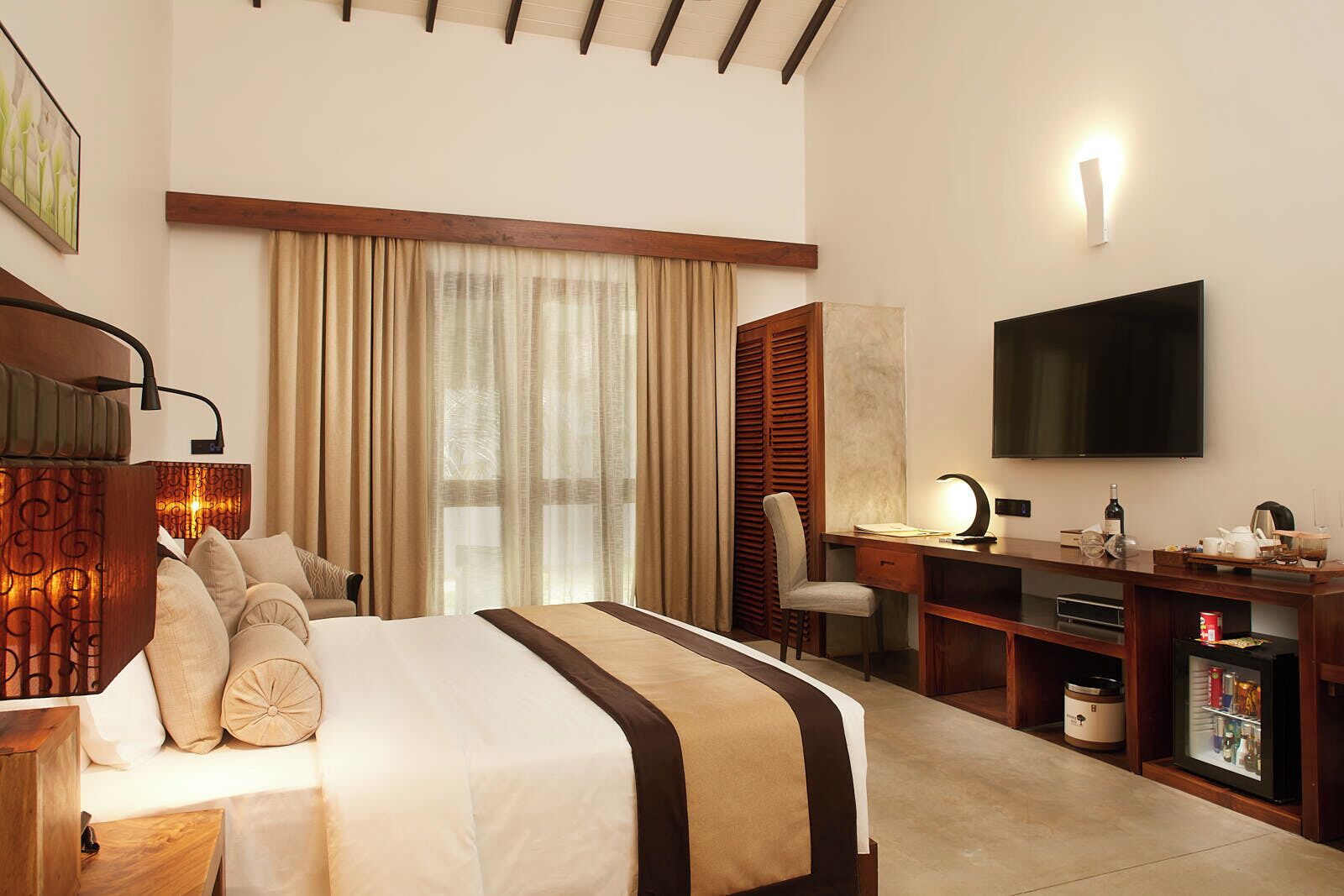 Tallelokero huoneessa, yksilöllisesti kalustettu, työpöytä