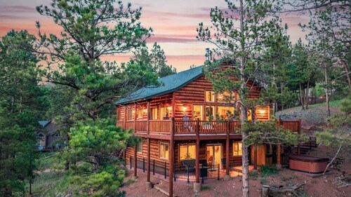 Woodland Park Lakeview Log Cabin + Hot Tub & Sauna