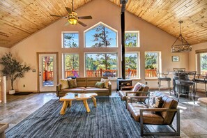 TV, fireplace, books - Woodland Park Lakeview Log Cabin + Hot Tub & Sauna (Woodland Park)