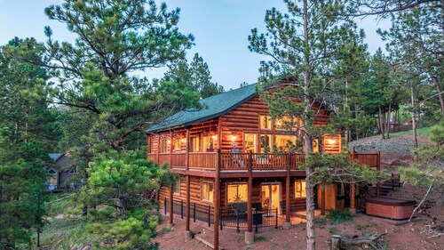 Woodland Park Lakeview Log Cabin + Hot Tub & Sauna