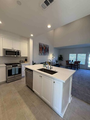 Private kitchen - Walkable 3-bedroom townhome in Otay Ranch Chula Vista (Chula Vista)