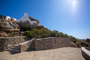 Property grounds - Scorpios Dream By Bestofmikonos Country House with Private Pool, Wi-Fi & Air Conditioning (Mykonos)