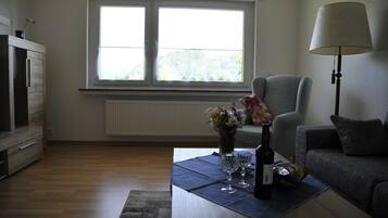 Televisión, reproductor de DVD, mesa de ping pong