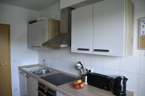 ثلاجة، ميكروويف، فرن، موقد طهي مسطح