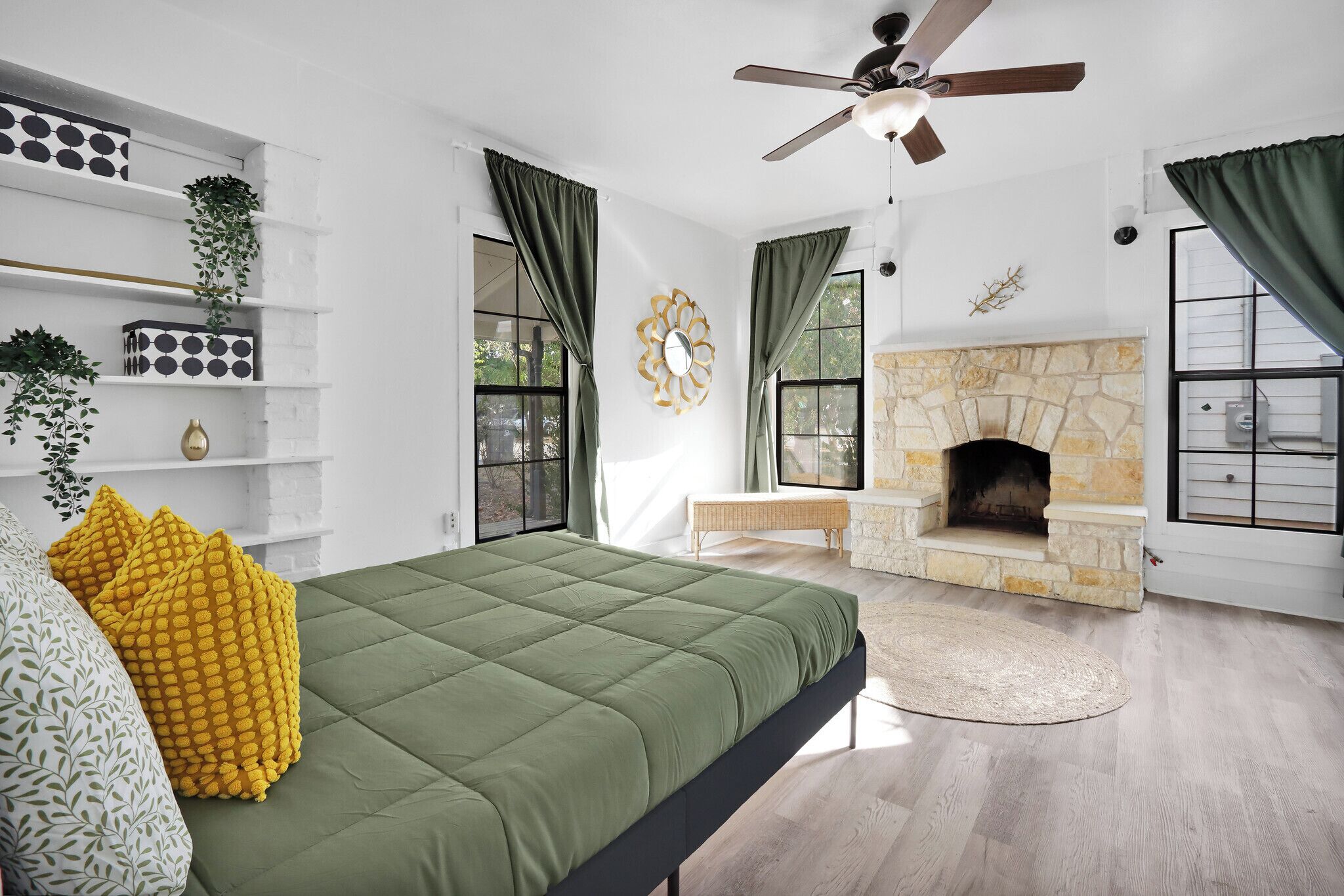 2 makuuhuonetta, työpöytä, Wi-Fi, vuodevaatteet