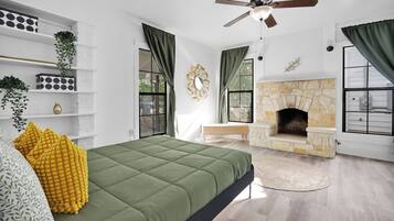 2 bedrooms, desk, WiFi, bed sheets