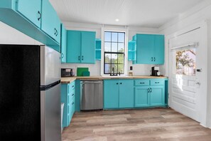 Kjøleskap, mikrobølgeovn, ovn og kokeplater