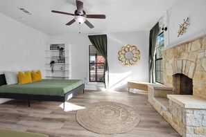2 室のベッドルーム、デスク、WiFi、ベッドシーツ