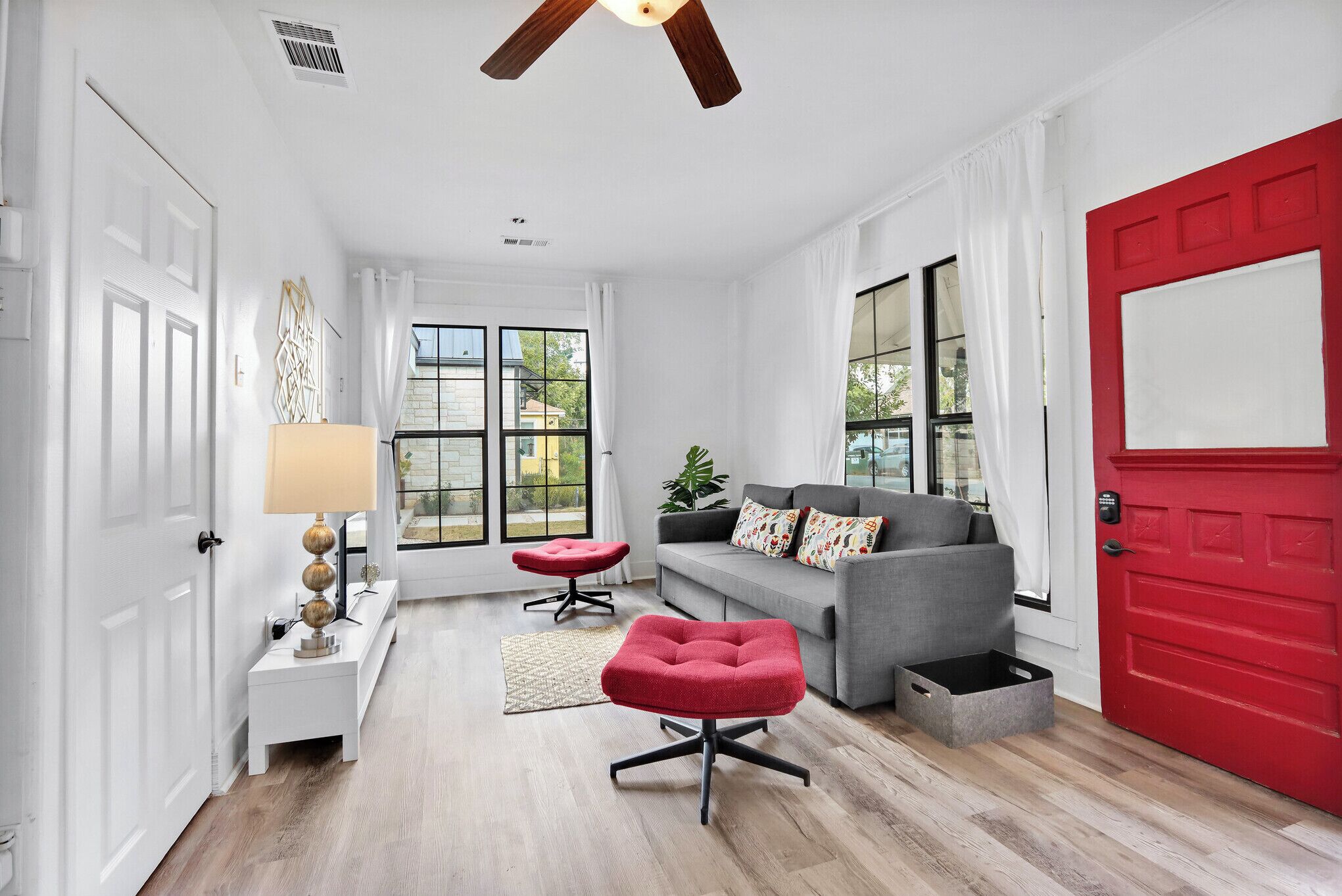 Een televisie en een open haard