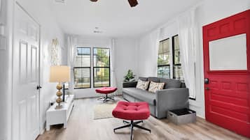 Una televisión, una chimenea