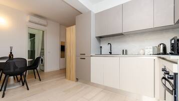 KĂŒhlschrank, Mikrowelle, Ofen, Herdplatte