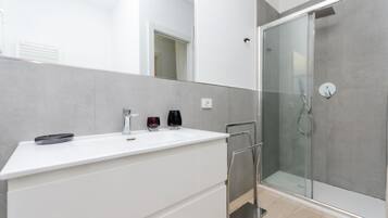 Dusche, Haartrockner, Bidet, Handtücher