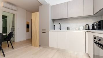 KĂŒhlschrank, Mikrowelle, Ofen, Herdplatte