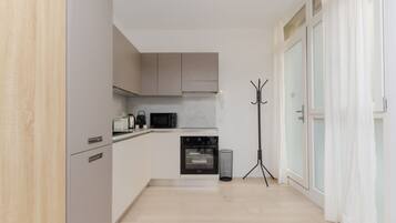 KĂŒhlschrank, Mikrowelle, Ofen, Herdplatte