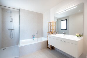 Shower, hair dryer, towels - La Cala Lotus - New 3 Bed Apartment (La Cala de Mijas)