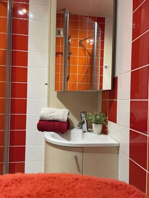 Shower, toilet paper - Le rétro du Marché (La Rochelle)