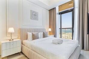 2 bedrooms, in-room safe, iron/ironing board, free WiFi - Serene 2BR with Canal Views, 7 Mins to Burj Khalifa (Dubai)