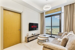 Smart TV - Serene 2BR with Canal Views, 7 Mins to Burj Khalifa (Dubai)