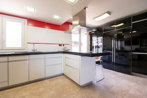Wasserkocher mit Kaffee-/Teezubehör, Kühlschrank, Mikrowelle, Ofen