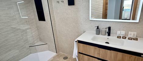 Shower, hair dryer, towels