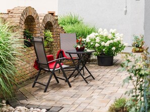 Outdoor dining - Apartment 'Storchenaue' with Shared Terrace, Balcony and Wi-Fi (Wächtersbach)