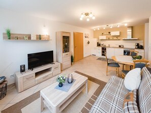 TV - Apartment 'Storchenaue' with Shared Terrace, Balcony and Wi-Fi (Wächtersbach)