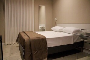 Classic-Zimmer, 1 Doppelbett | Schreibtisch, Bügeleisen/Bügelbrett, kostenloses WLAN