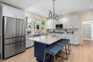 Refrigerador, microondas, horno y parrilla de estufa 