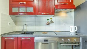 Fridge, oven, dishwasher, coffee/tea maker