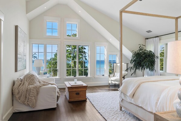 4 bedrooms, desk, WiFi, bed sheets - Windover Cottage - Beautifully Decorated! Private Beach! Close to Town! (Harbor Springs)