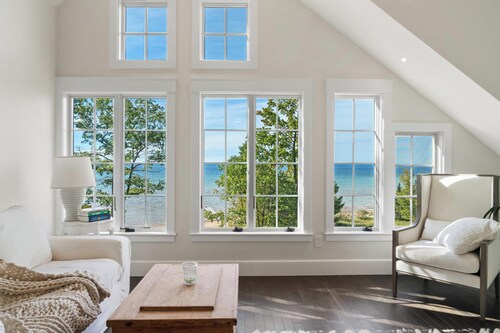 Windover Cottage - Beautifully Decorated! Private Beach! Close to Town!